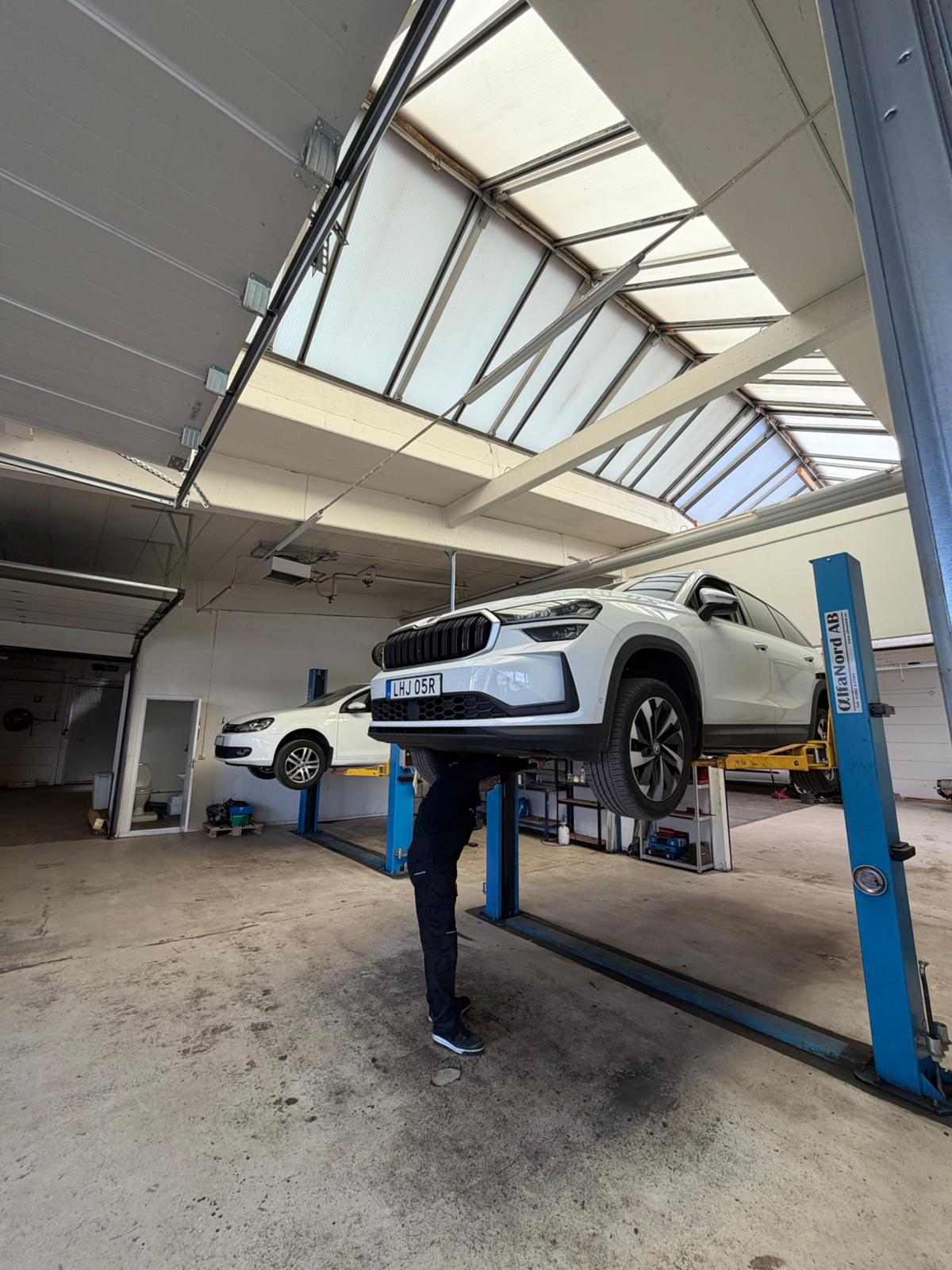 Skoda Kodiaq på lyften med takljus